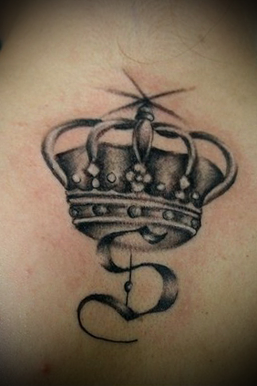 тату корона с буквой - фото готовой татуировки - 20122015 № 5 - tatufoto.com