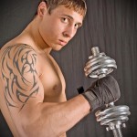 абстрактная татуировка на теле спортсмена - мужская татуировка на плече