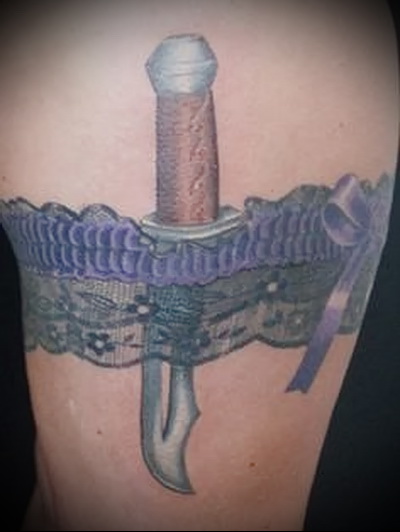 Значение татуировок. тату нож в женской подвязке на ноге. 