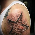 тату трафарет звезда и надписи на заднем плане - мужская татуировка на плече