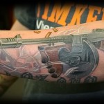 3д татуировка с автоматом и дымом со ствола - фото на руке