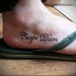 carpe diem татуировка на ноге мужская