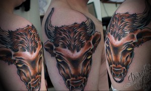 Пример классной татуировки с быком для мужчины