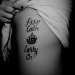 Фото тату на боку: надпись 'Keep Calm and Carry On' и корона, минималистичный рисунок татуировки.