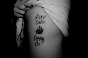 Фото тату на боку: надпись 'Keep Calm and Carry On' и корона, минималистичный рисунок татуировки.