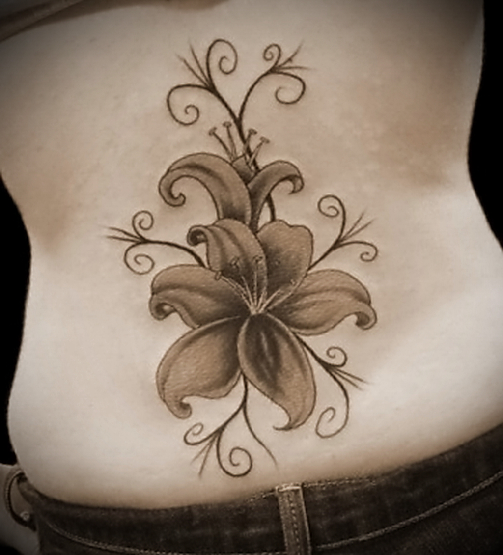 Значение татуировки лилия 9 - Пример татуировки с рисунком лилии 2 - большая тату с лилией на пояснице у женщины