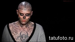 Фото тату: экстремальная татуировка, покрывающая лицо и шею мужчины. Изображение черепа, биомеханических элементов и темных узоров.