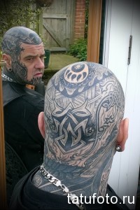 Фото тату: детализированная татуировка в стиле кельтских узоров, покрывающая голову и шею мужчины.