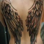 Девушка с большими крыльями тату на спине