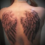 Реалистичные тату с перьями и крыльями на спине молодой девушки