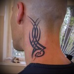 абстрактный узор (трайбл) - татуировка на шее мужчины - фото