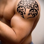 абстракция на накаченном теле - мужская татуировка на плече