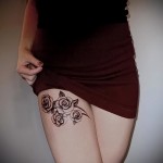 аккуратная татуировка с цветами на ногу для девушки