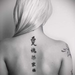 аккуратные иероглифы по позвоночнику вдоль тату на спине женская