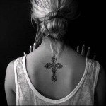 аккуратный крест тату на спине женская