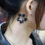 аккуратный черный цветочек - татуировка на шее женская - фото