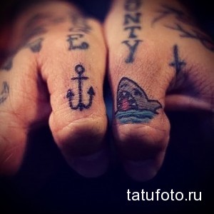 Фото тату маленького якоря и акулы на фалангах пальцев. Цветной рисунок татуировки в олдскульном стиле.