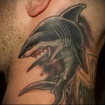 акула - татуировка на шее мужчины - фото