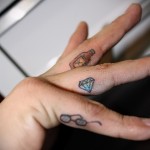алмаз - бутылка и очки - татуировка на пальце женская (тату, tattoo)