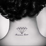 алмаз и надписи - татуировка на шее женская - фото