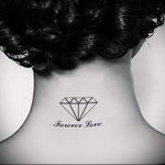 Фото тату бриллианта с надписью "Forever Love" на затылке. Черно-белый рисунок, минималистичный стиль, изящный эскиз татуировки.