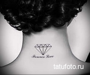 Фото тату бриллианта с надписью "Forever Love" на затылке. Черно-белый рисунок, минималистичный стиль, изящный эскиз татуировки.