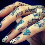 алмазик и надписи - татуировка на пальце для девушки (тату - tattoo- фото)