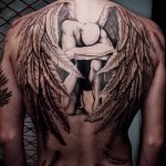 ангел склонивший колено татуировка на спине мужская