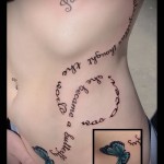 бабочка и надпись в форме скрипичного ключа - женская татуировка на боку