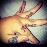 бантик и надписи - татуировка на пальце для девушки (тату - tattoo- фото)