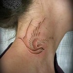 белая птичка - татуировка на шее женская - фото