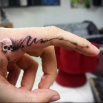 белый черепок и линия - татуировка на пальце женская (тату, tattoo)
