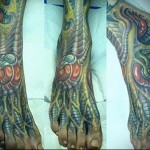 биомеханика-начинка татуировка на ноге мужская