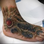 биомеханика татуировка на ноге мужская