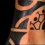 блек ворк татуировка на ноге мужская