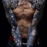 блекворк и дотворк на все руки и плечи - мужская татуировка на плече