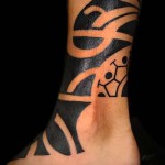 блекворк узоры - татуировка на стопе мужская - фото