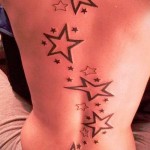 большие и маленькие звезды в ряд тату на спине женская