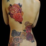 большие и цветные цветы тату на спине женская