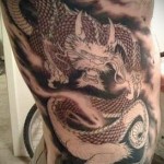 большой дракон в тату на боку у мужчины