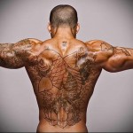 большой карп татуировка на спине мужская