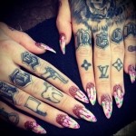 буквы и знаки - татуировка на пальце для девушки (тату - tattoo- фото)