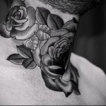 букет роз - татуировка на шее мужчины - фото