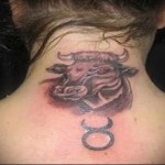 бык (символ знака зодиака телец) - татуировка на шее женская - фото