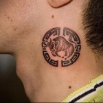 бык - символ знака зодиака - телец - татуировка на шее мужчины - фото