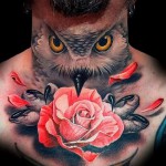 взгляд совы и цветок - татуировка на шее мужчины - фото