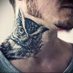 взгляд филина (сова) - татуировка на шее мужчины - фото