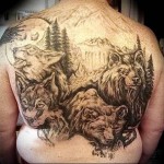 волки и медведи в лесу - тату мужская на спине фото