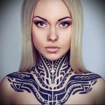 воротник и наплечники - татуировка на шее женская - фото