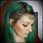 впеменная татуировка на голове девушки